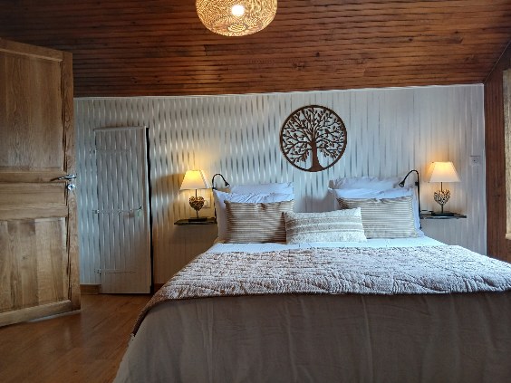 Chambre principale confortable du gîte à Aleu en Ariège