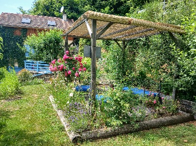 Terrasse avec vue sur les Pyrénées depuis le Gîte Enso de Jules