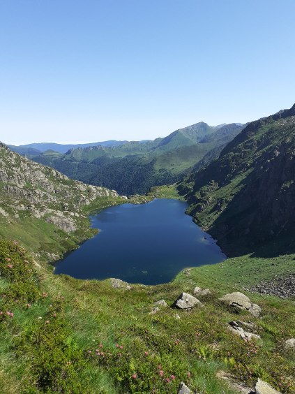 Grand lac bleu en cirque de montagne, Pyrénées ariégeoises