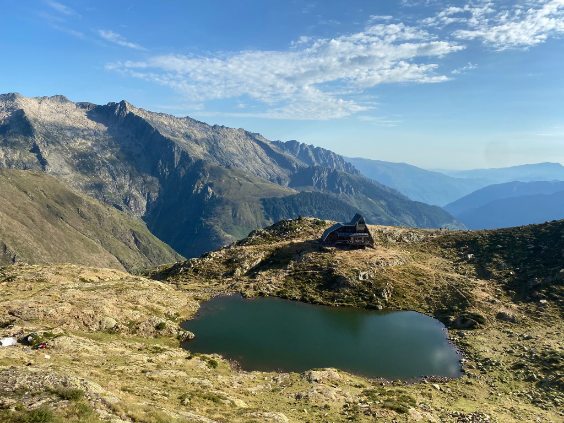 Lac de montagne et refuge, Pyrénées ariégeoises