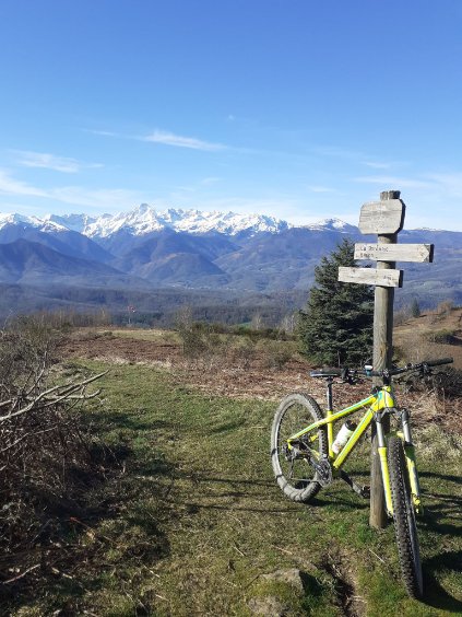 VTT face aux Pyrénées enneigées, Ariège